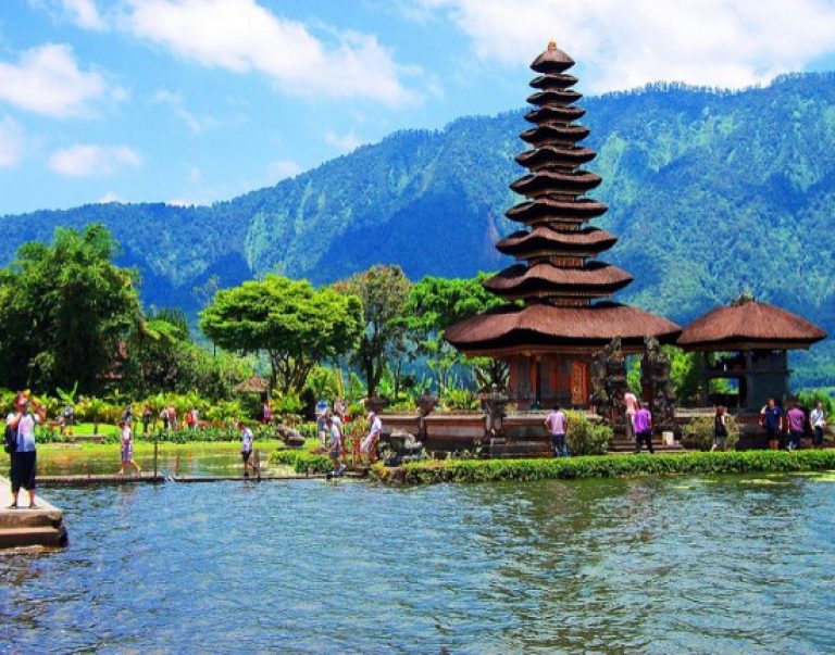 Best experience Visiting Bratan Lake in Bali - Indonesia Travel Guide